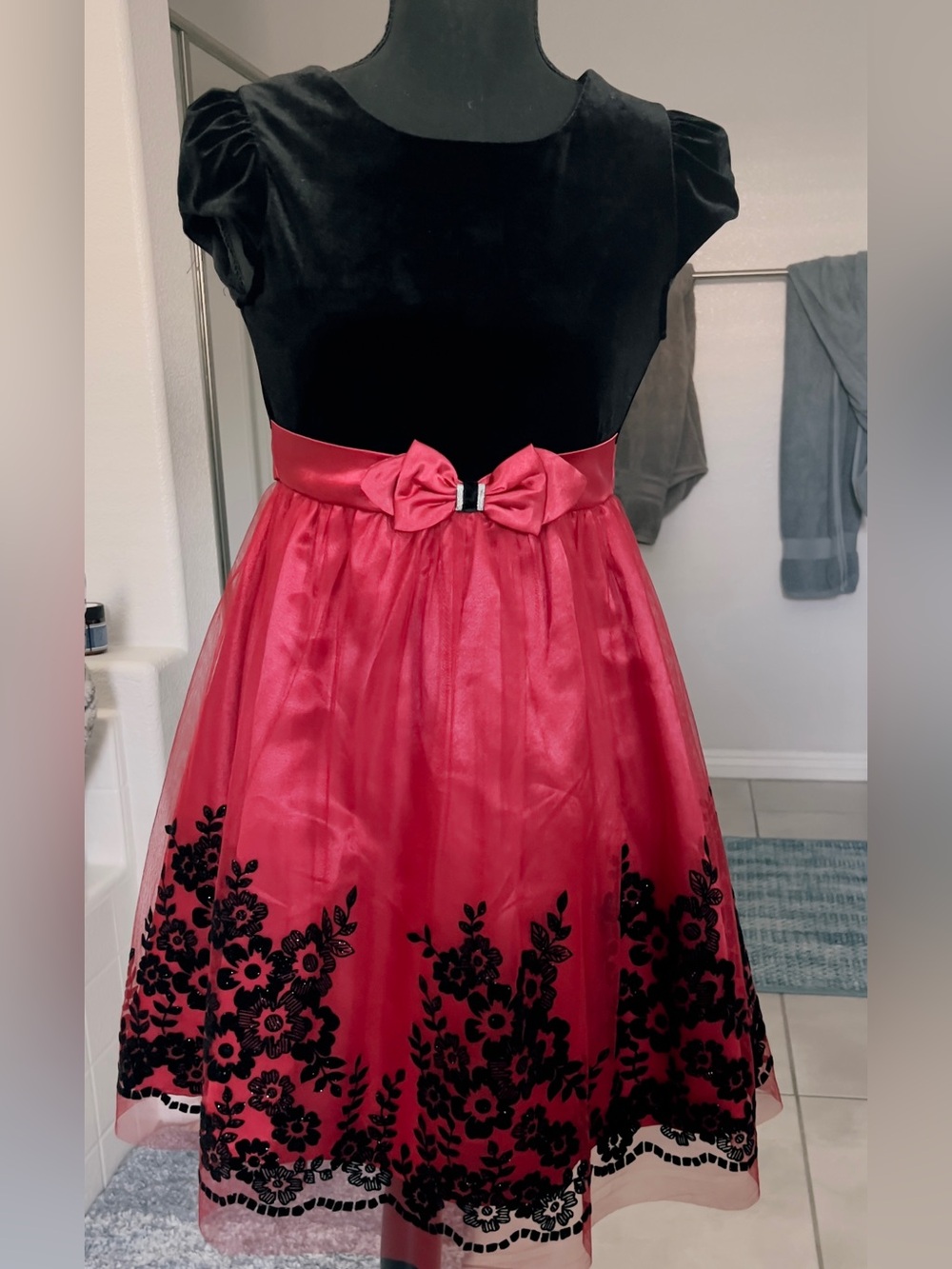 Jona Michelle Black and Red Floral Bow-Accent Formal Dress